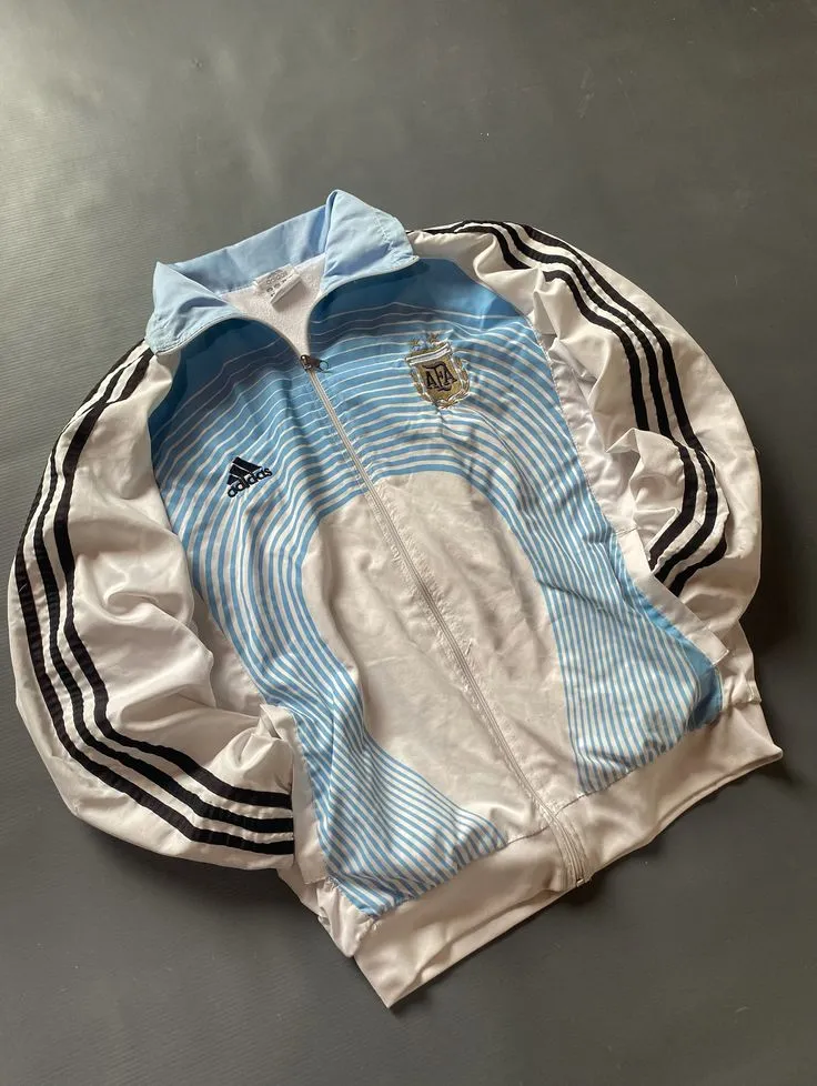 Campera de fútbol colgada en una percha