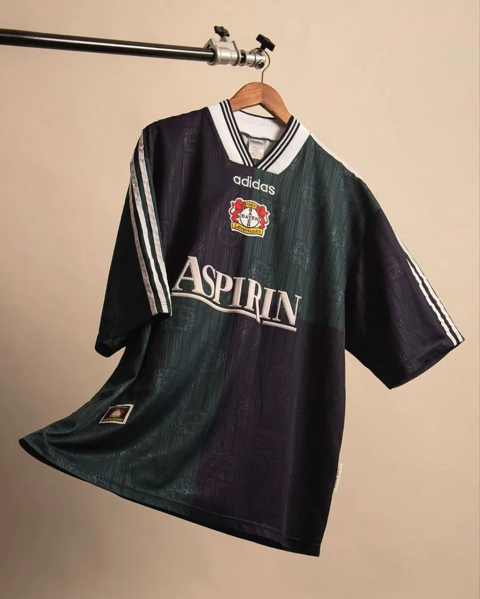 Camiseta retro de Bayer Leverkusen colgada en un estudio