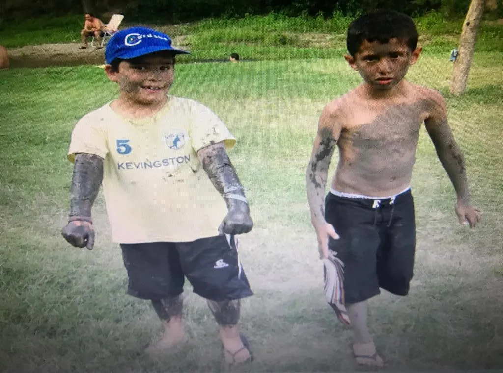 Los amigos detrás de Mundo JJersey cuando eran chicos.