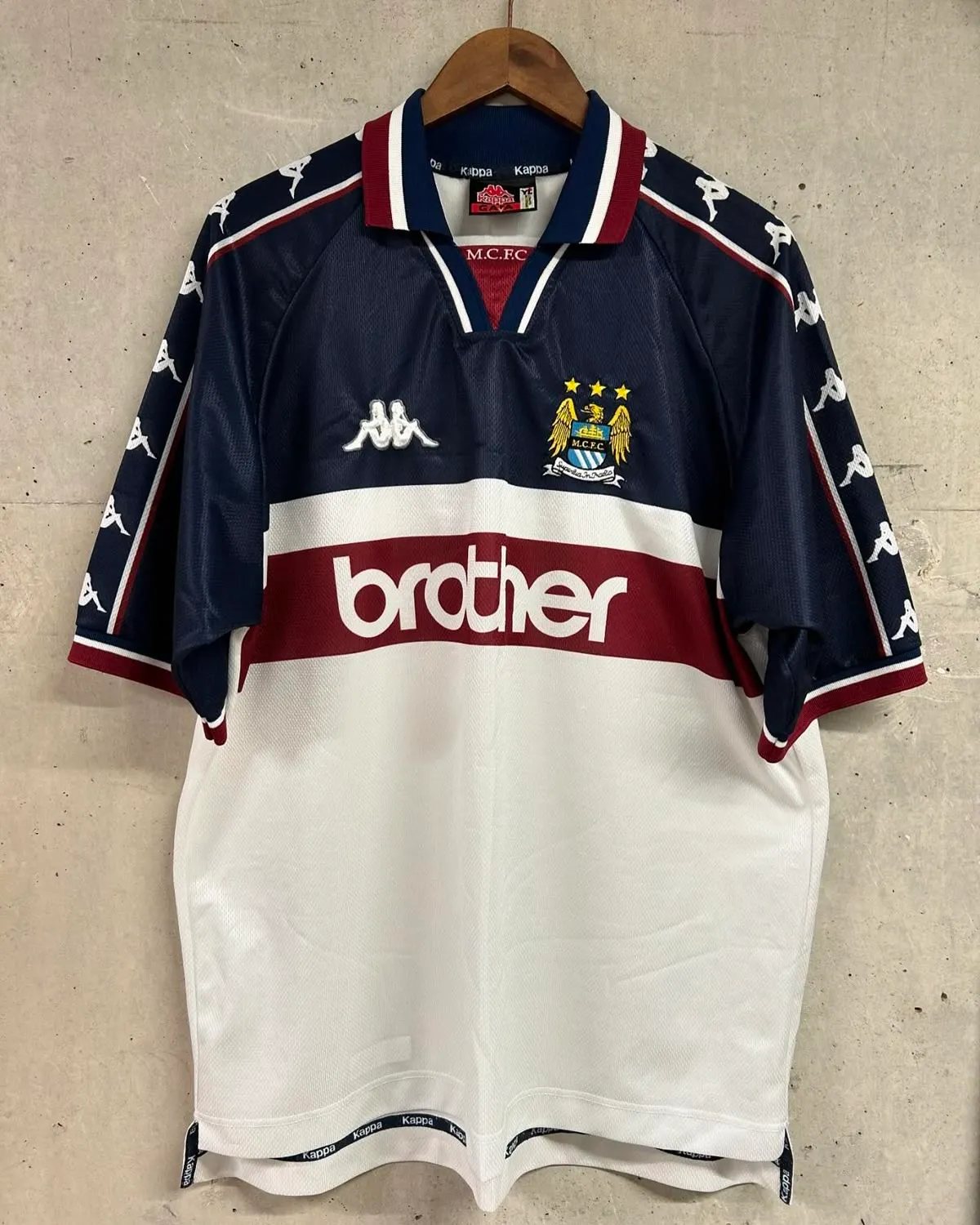Camiseta retro presentada como pieza de archivo