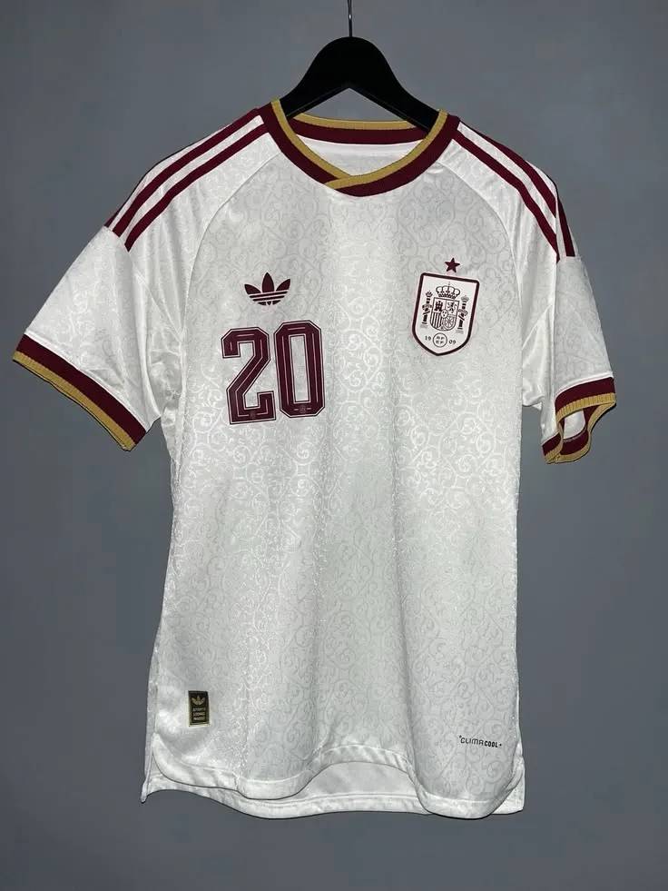 Camiseta de Argentina colgada en una percha
